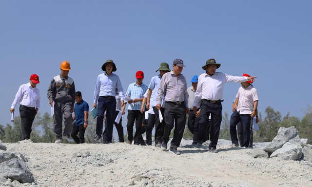 Phó Chủ tịch UBND tỉnh An Giang Ngô Công Thức khảo sát tình hình khai thác tại mỏ đá xây dựng núi Trà Đuốc Lớn và Trà Đuốc Nhỏ, xã Kiên Lương (Ảnh: CTTĐT tỉnh An Giang)
