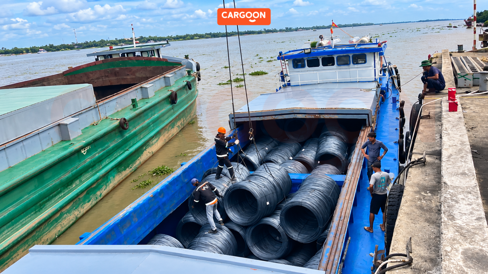 Đội ngũ vận hành sà lan trong quá trình vận chuyển hàng hoá